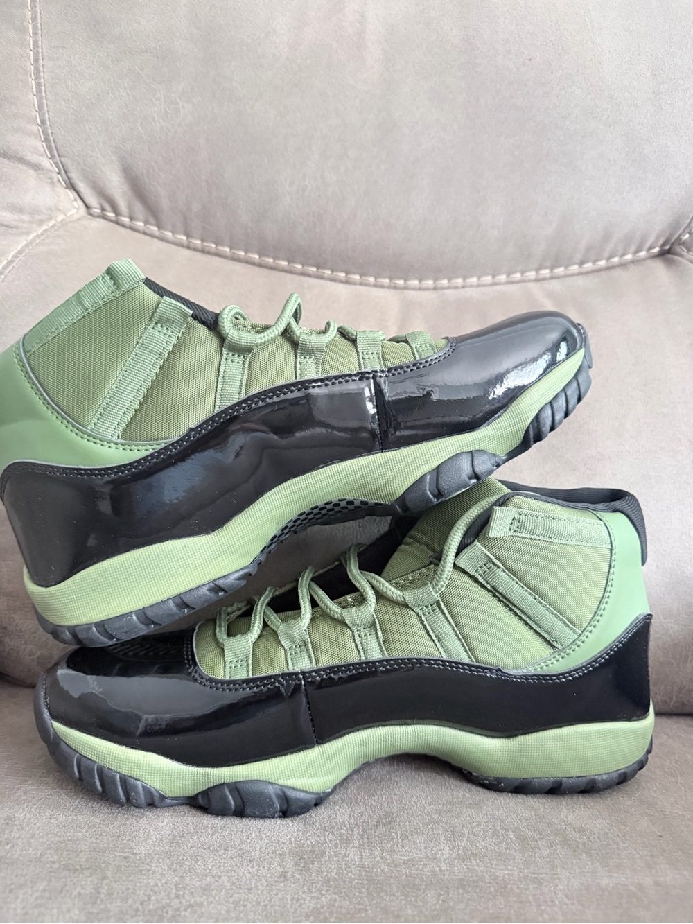 Jordan Men's Green and Black Sneakers